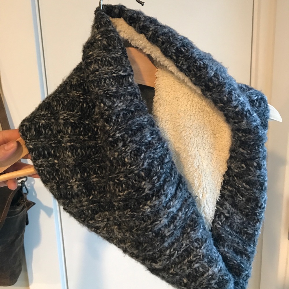 🛑SOLD! Infinity Scarf Soft Fluffy Interior 🛑